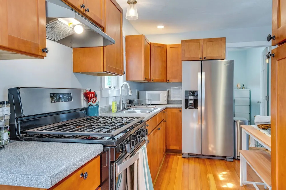 Walk to Short Sands! Coastal Cottage w/ Deck