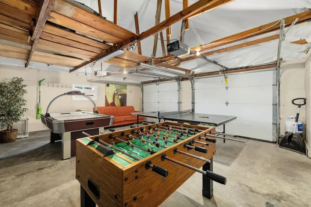 Spacious Family Home w/ Garage Game Room & Office!