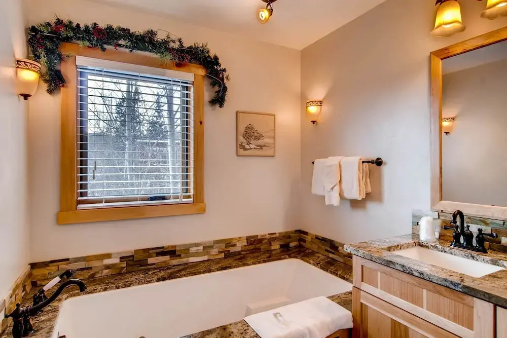 Royal Buffalo - 3 Br home by RedAwning