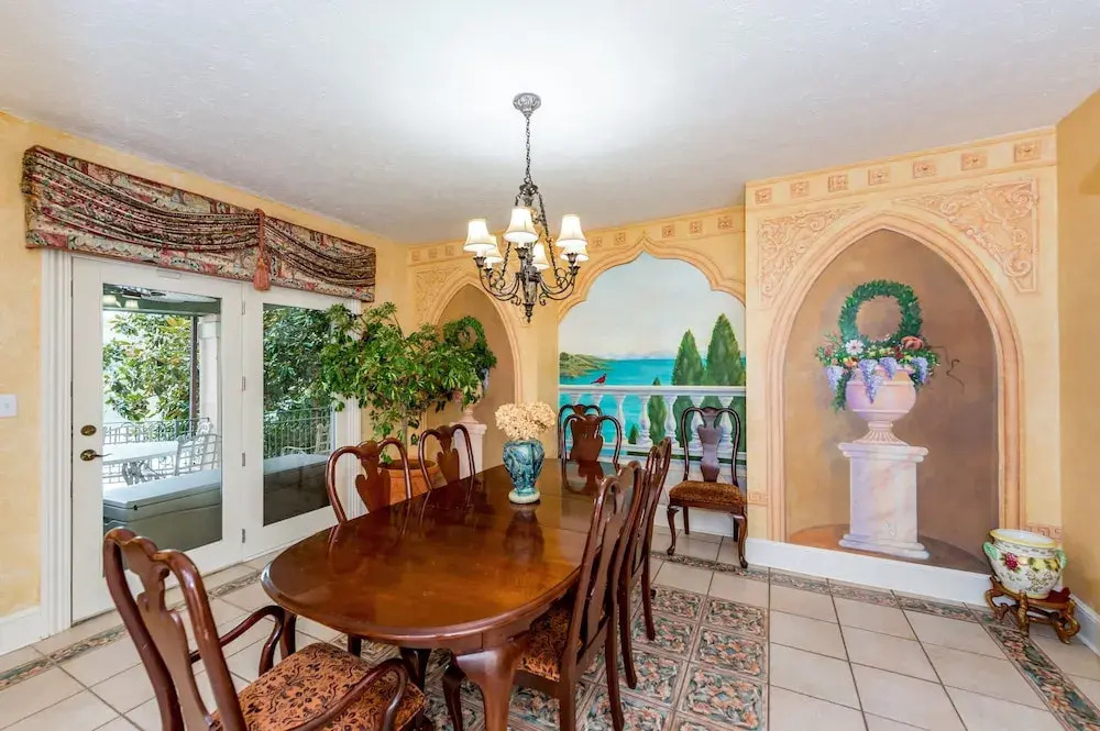 Magnificant & Private Lakefront 5 Bedroom Home