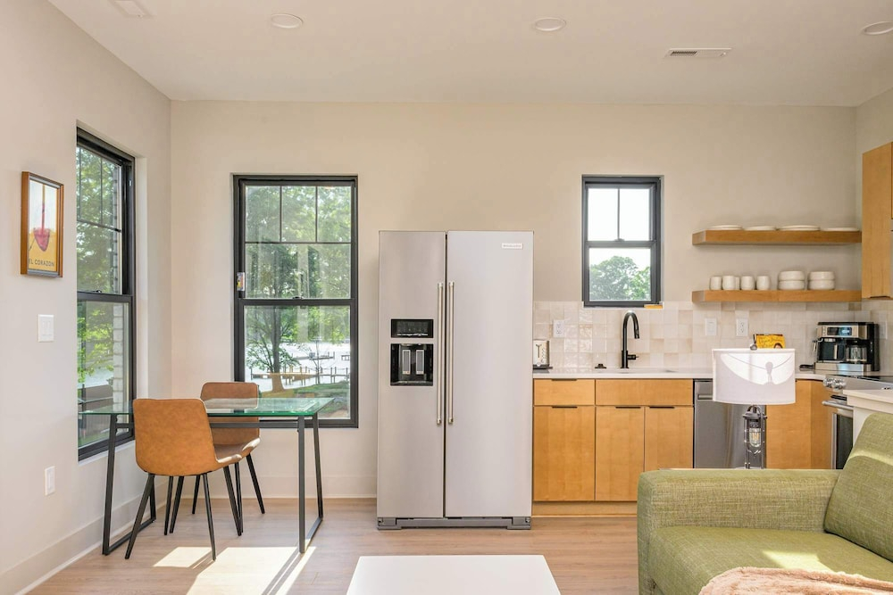 Energetic Lakeview Loft