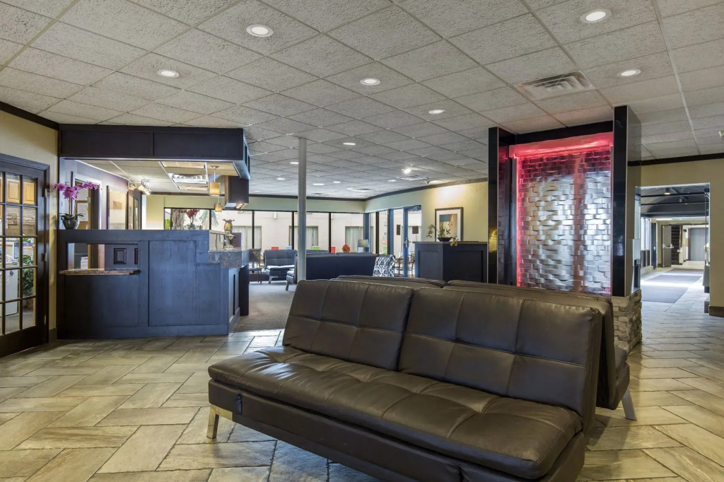 Lamplighter Inn-South