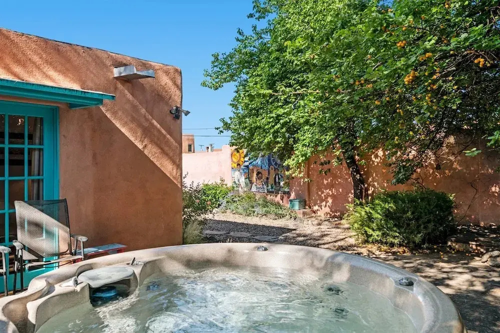 Amor - Historic Adobe in the Heart of The Railyard and Downtown Santa Fe, Hot Tub