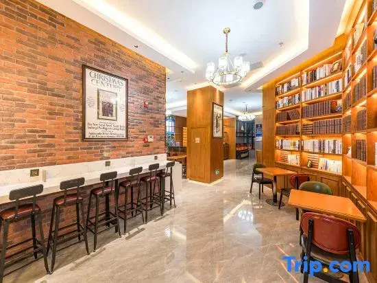 James Joyce Coffetel Hotel (Chaoyang High-speed Railway Station Qingnian Road Subway Station)