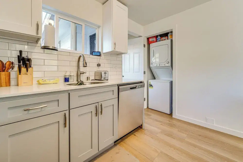 8 Mi to Downtown Seattle: Charming Home w/ Patio