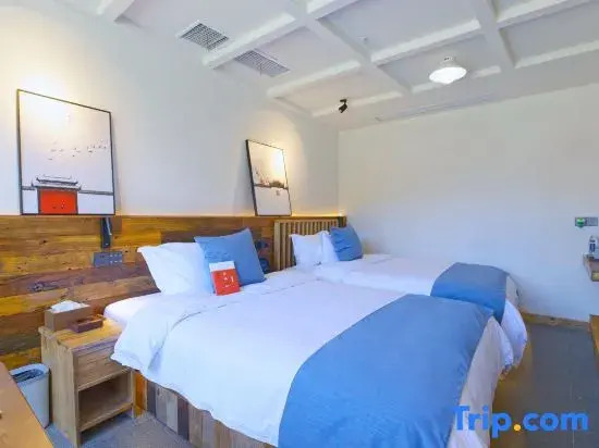 Phoenix Ancient City Mountain Ye River View Homestay