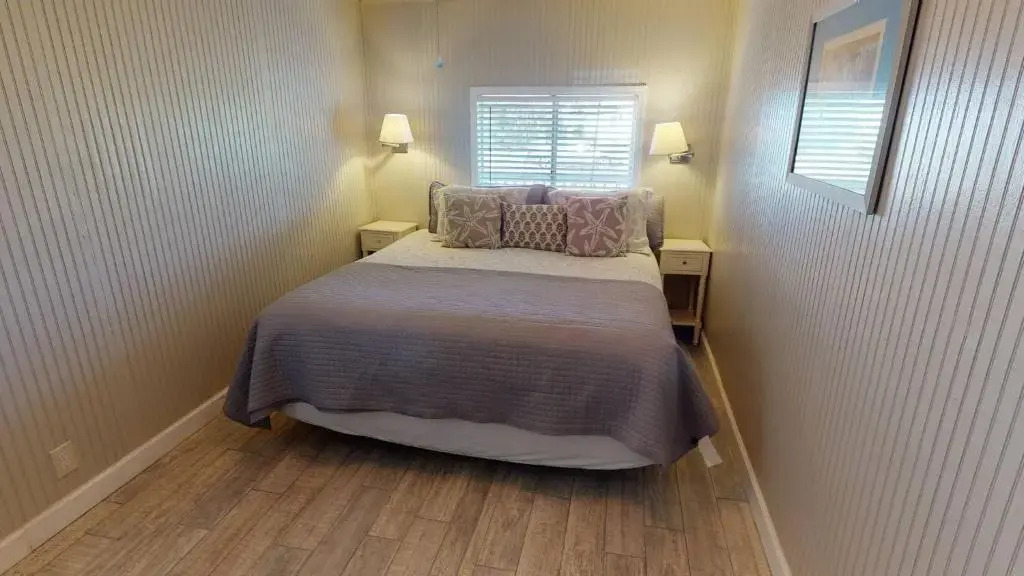 GU501 Unique Beach Home with Large Fenced in Yard, Screened in Porch, Close to Restaurants & Shops