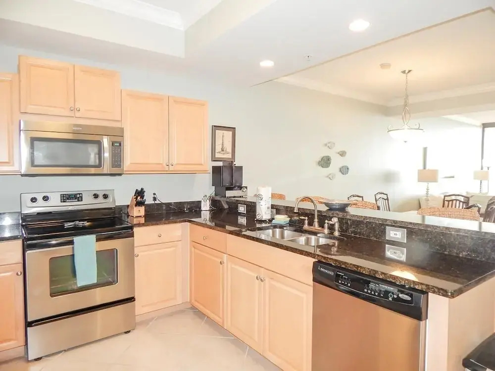305 Holiday Isle 305 - 2 Br Condo