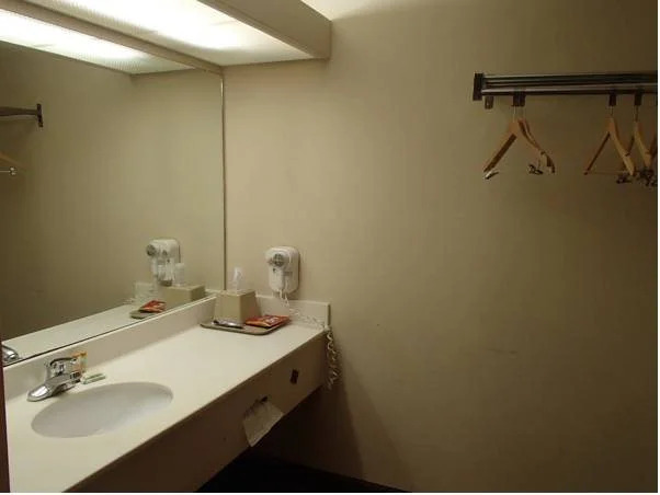 Nola Inn & Suites