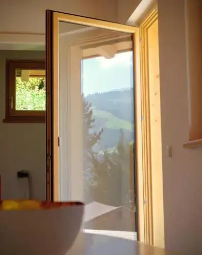 Modernes Chalet mit Terrasse und Parkplatz in den Alpen