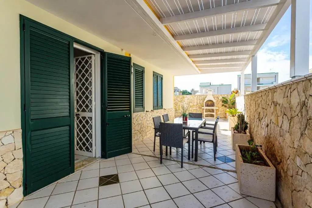 Appartamento climatizzato con patio esterno privato a 150m dal mare