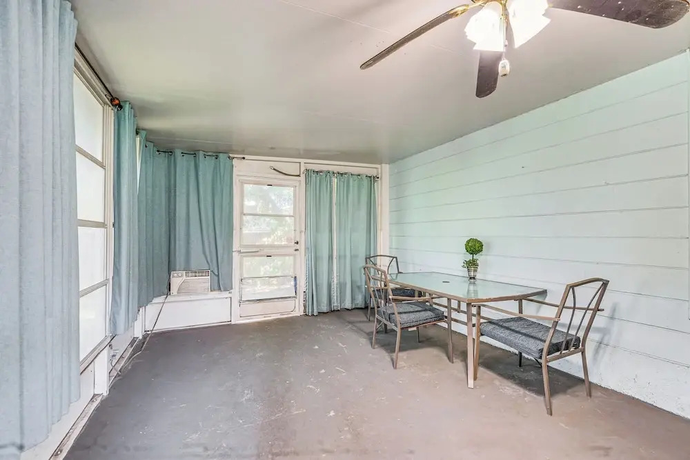 Spring Hill Home - 3 Mi to Weeki Wachee Springs!