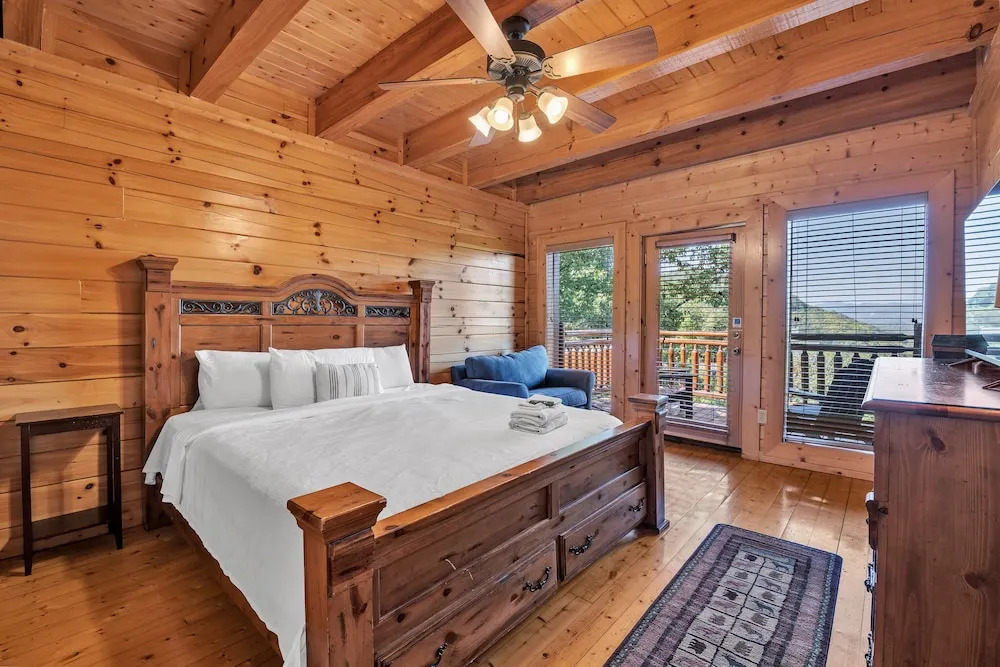 Cabin w/ Theater, Games & Hot Tub! Sleeps 30!