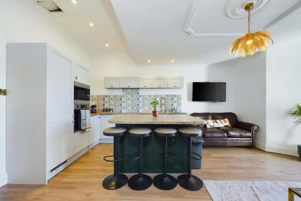 Loveliest Homes Torquay - Vernon Court - 3 bed, 2 bathroom, balcony, parking