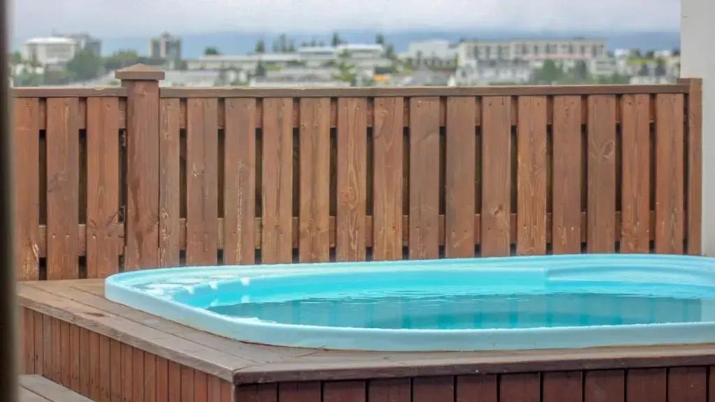 ICELAND SJF Villa, Hot tub & Outdoor Sauna Amazing Mountains and City View Over Reykjavík