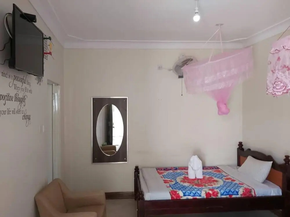 Famko Hotel - Sleeps 24 - Parking - Garden