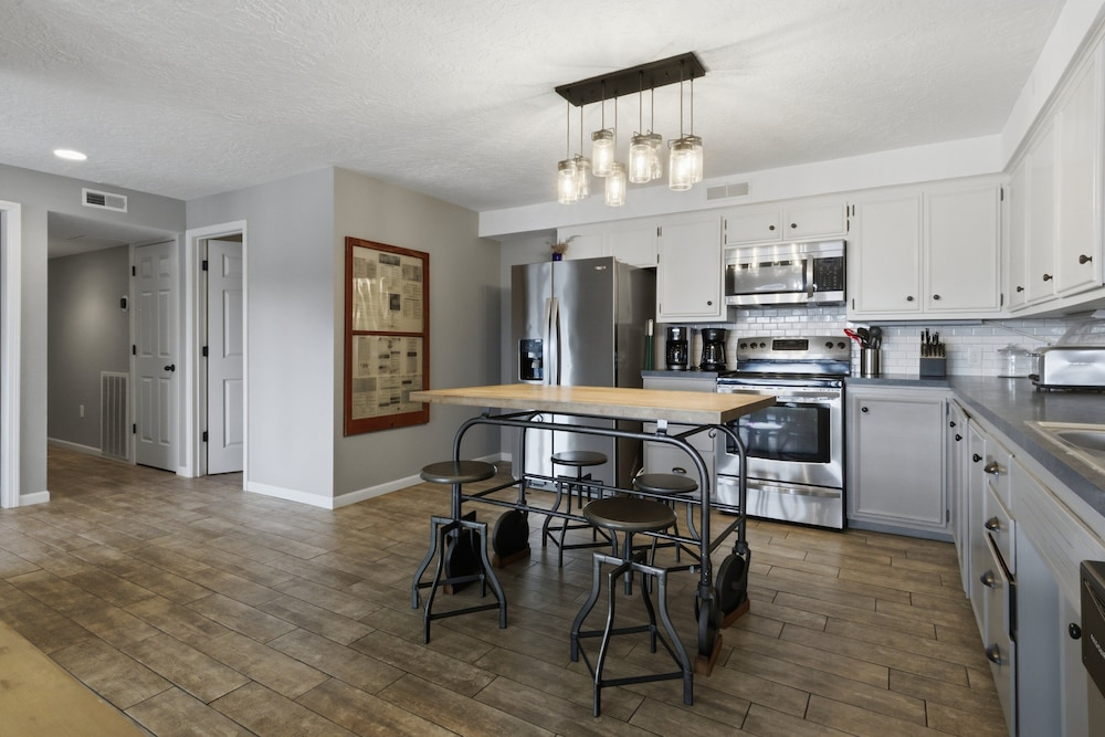 Family-friendly Lakefront Home Near Shorty Pants Bar 21 MM