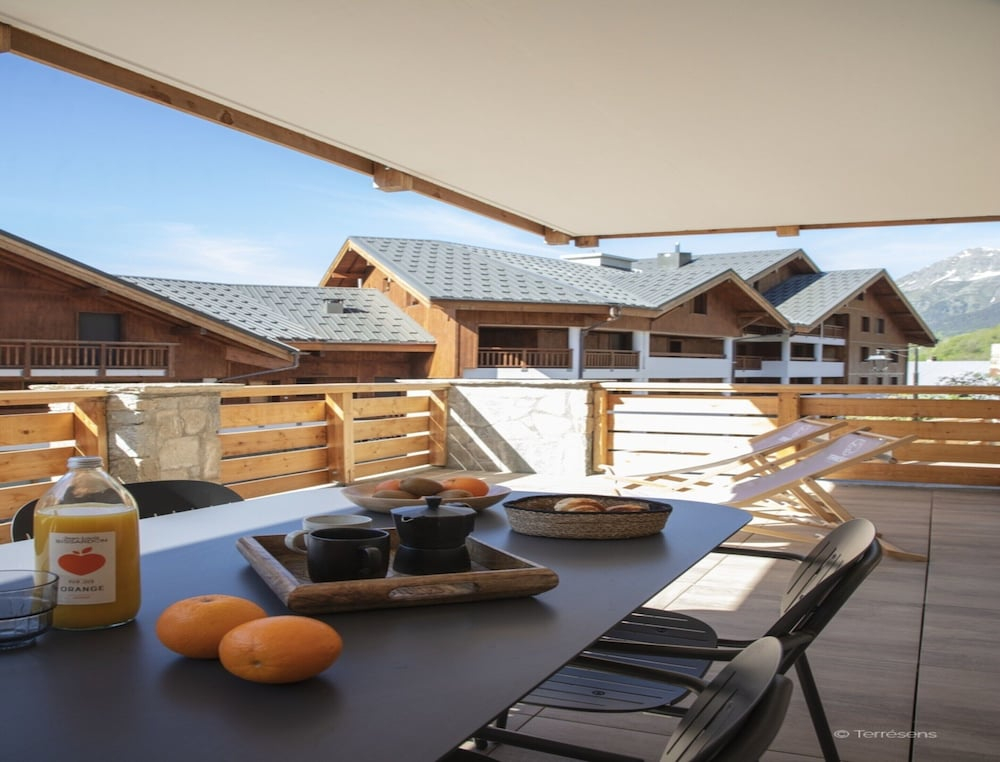 Apartment in Vaujany With Stunning Mountain Views