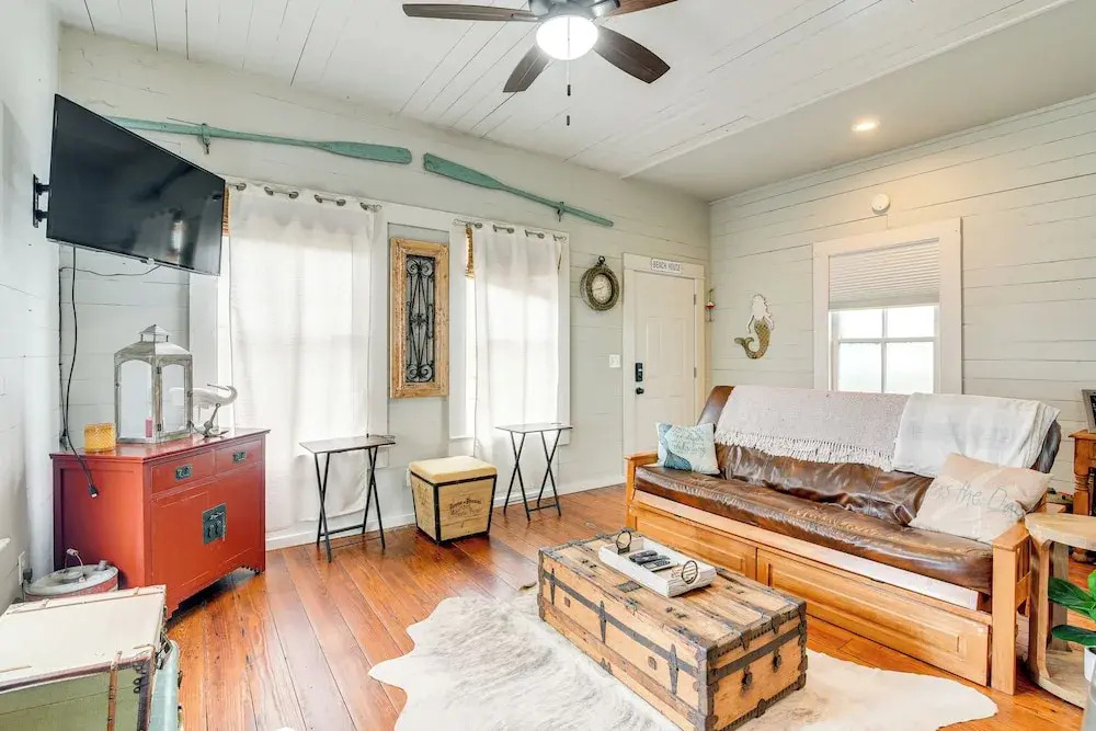 1 Mi to Dtwn Galveston! Home w/ Pet-friendly Yard
