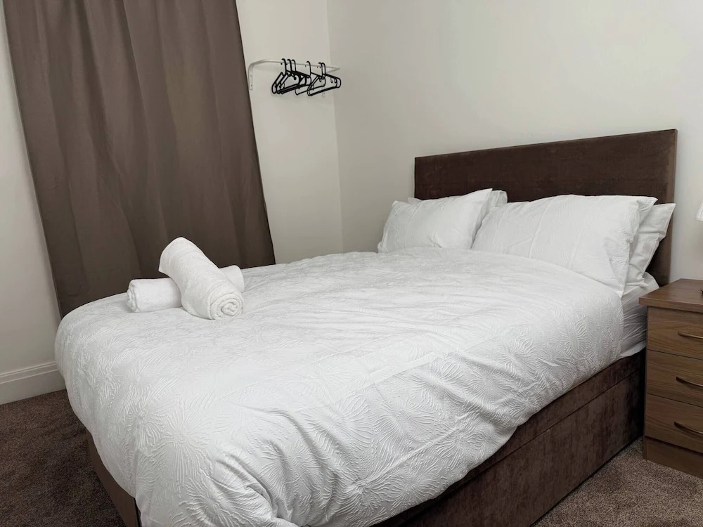 Urban Calm Spacious 3-bed Home With Free Parking