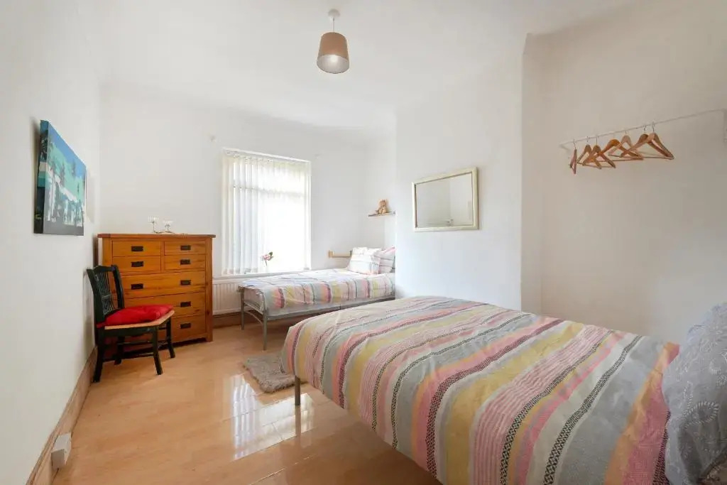 Keep the works team together, Whole 4 Bed House for same price as a city centre room, 4 or 7 Night Bargain, Walton, Liverpool, Sleeps 4 to 9
