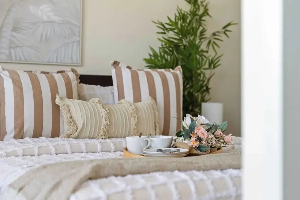 Cozy & Chic 2BR Apt Walk to Melbourne Central