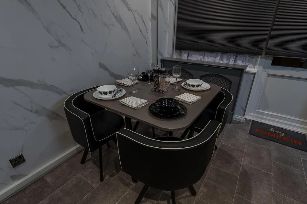 Charming 2 Bedroom Luxurious Home in Thamesmead South East London