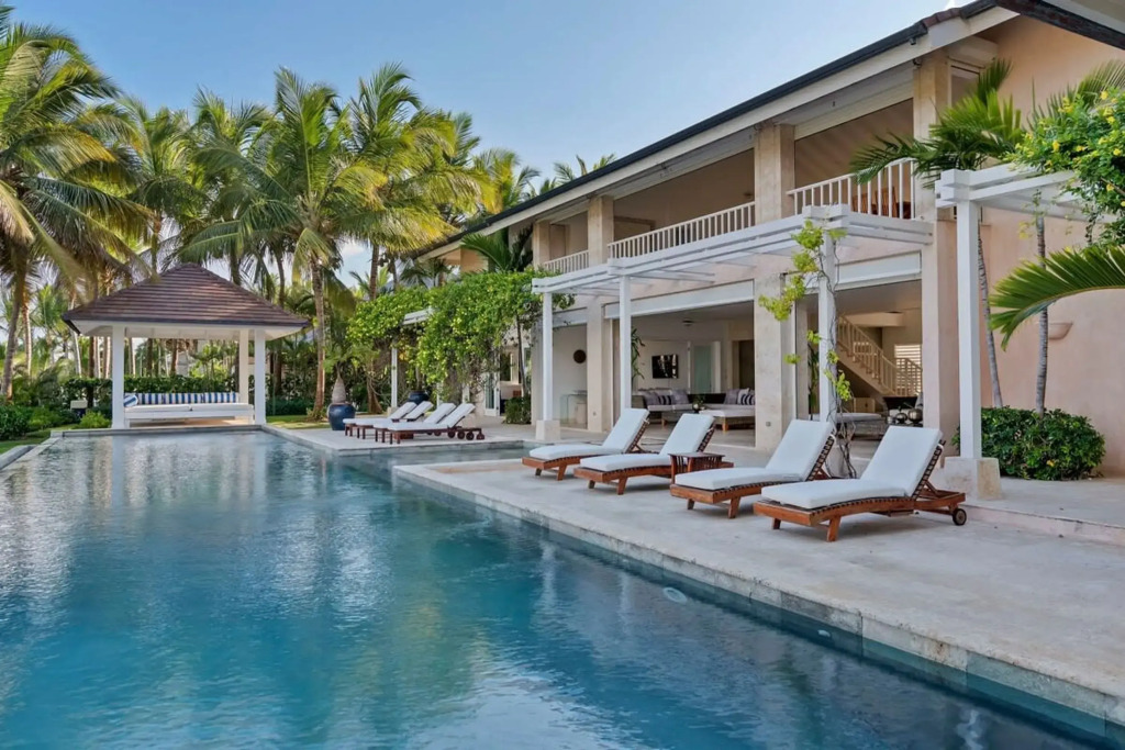 Oceanfront Golf Course Estate w Pool Guest House