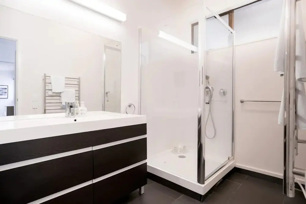 Modern 4 Bedroom Family Home With Pool