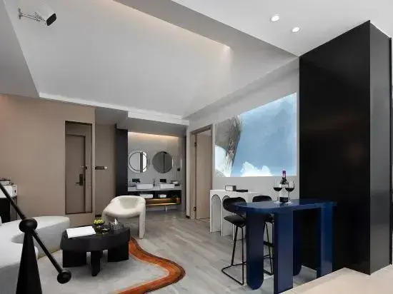 8 / 8life Hotel
