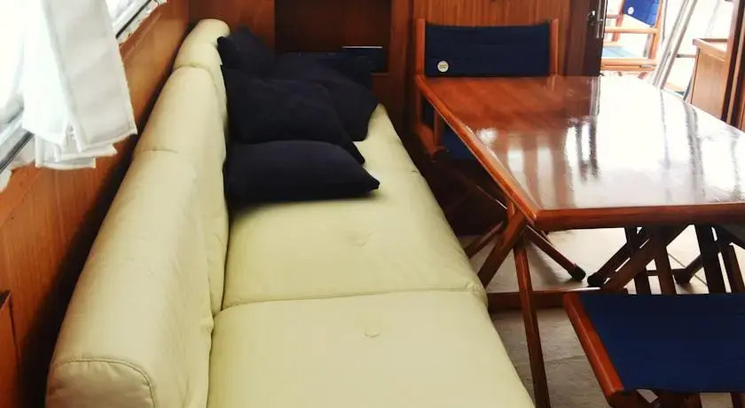 Bed & Breakfast Boat