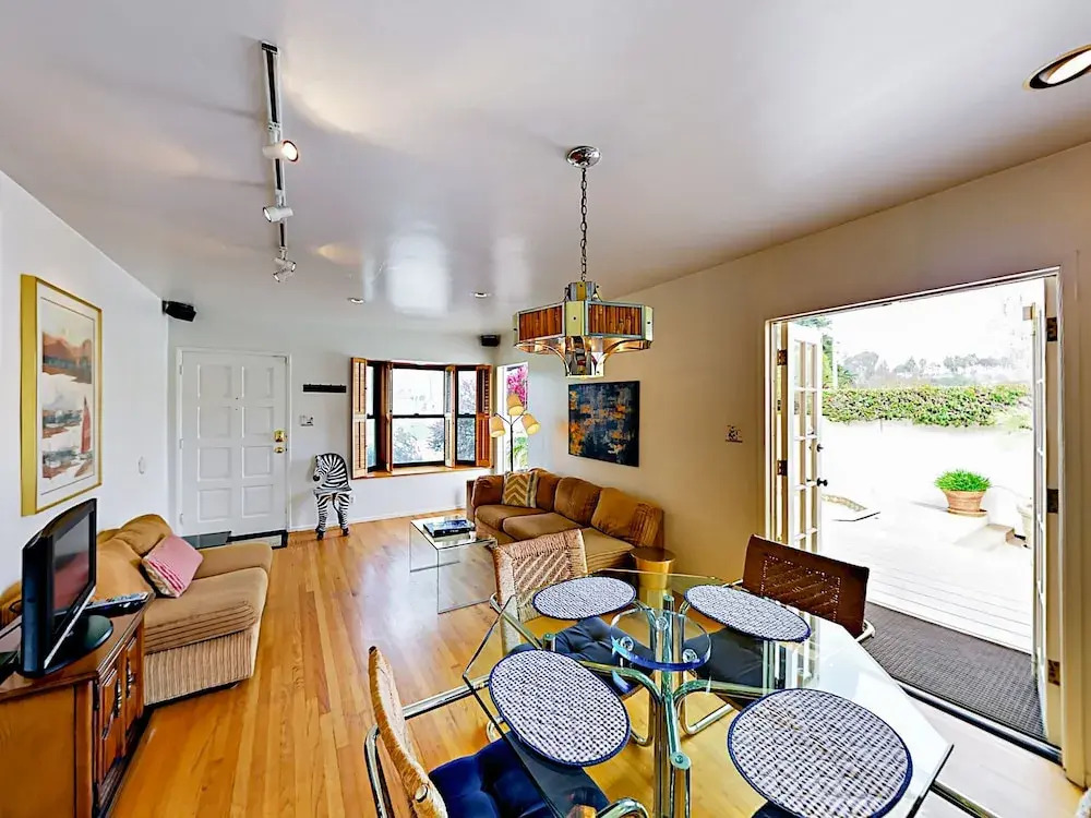 New Listing! 2-units W/ Hot Tubs, Walk To Beach! 4 Bedroom Townhouse