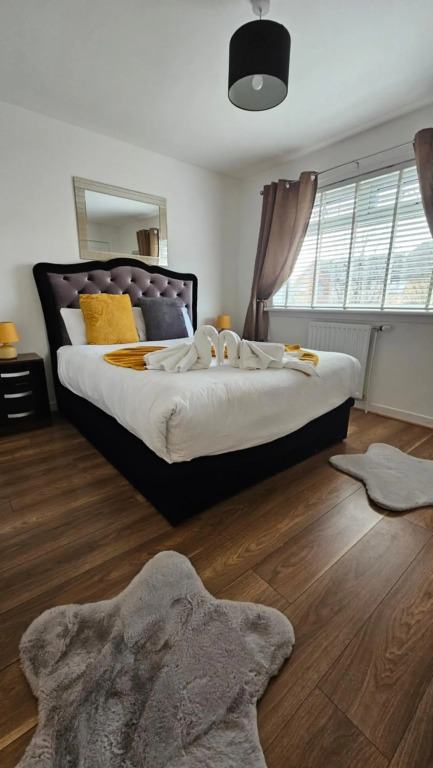 Silverburn new house with free parking and nice garden