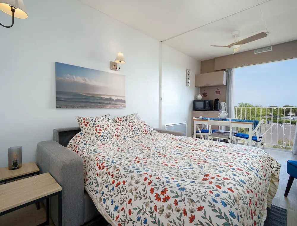 Four-person Retreat Near the Beach