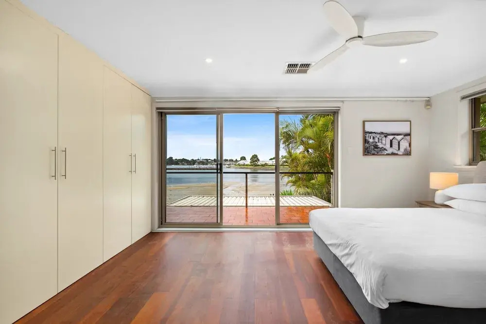 Modern 3-bed With Pool & Water Views by Beach