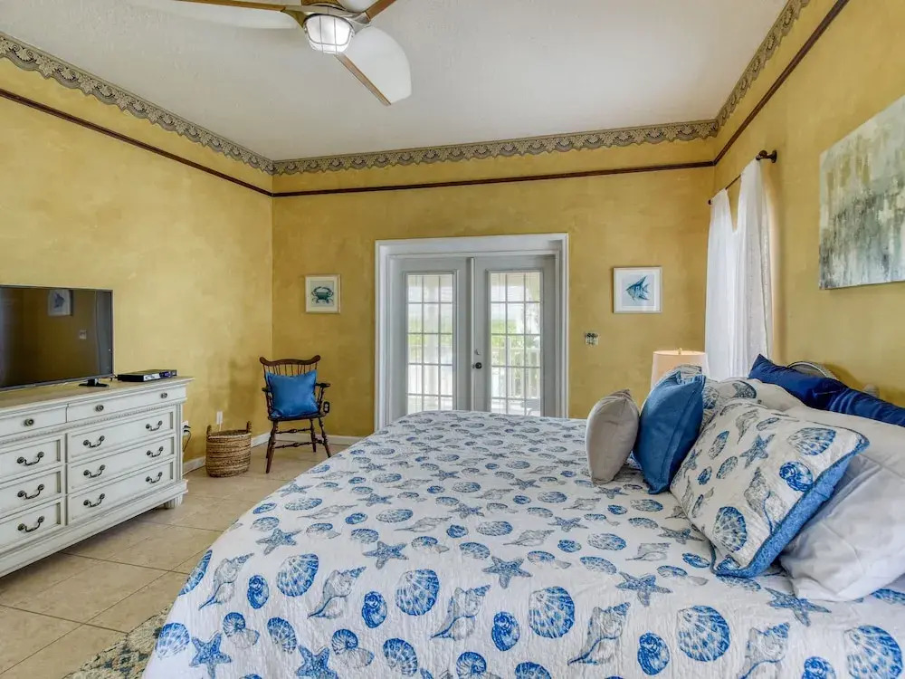 Snowbird Availability! Ocean Street By Beach 4 Bedroom Home