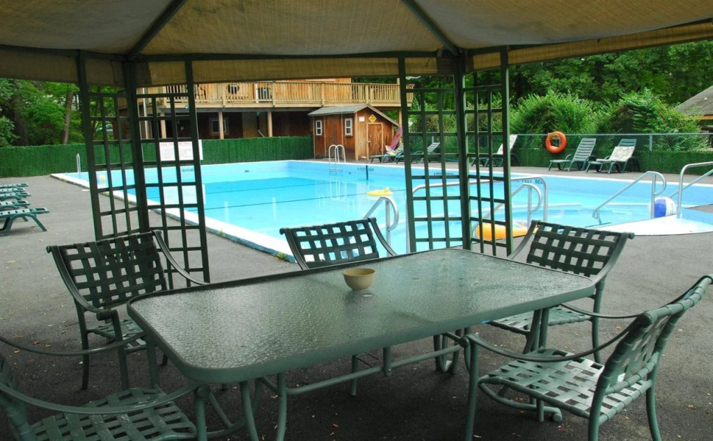 Valley Brook Inn & Cottages