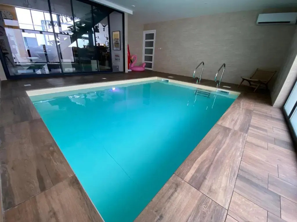 Loft Spa Reims-fr 200m2 privatifs, piscine intérieure chauffée, spa et parking
