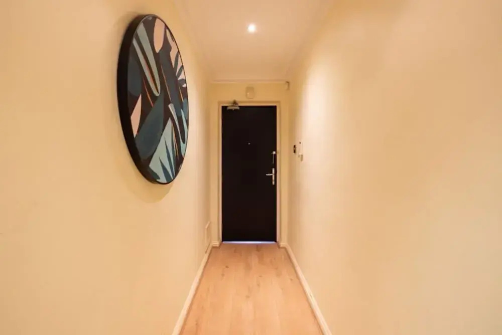 The Woking Wonder - Captivating 3BDR Flat with Parking