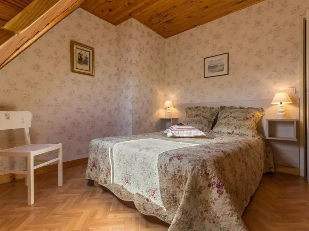 Maison rénovée typique, calme, proche mer, 2 cours fermées, cheminée et équipements pour enfants. - FR-1-306-836