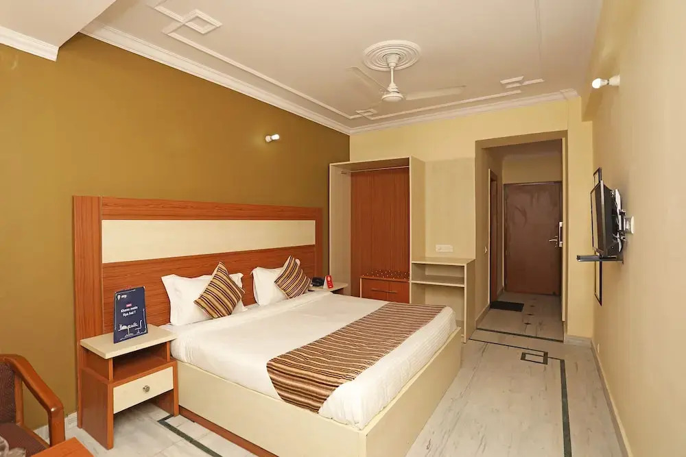 OYO 9948 Hotel Apple Pie