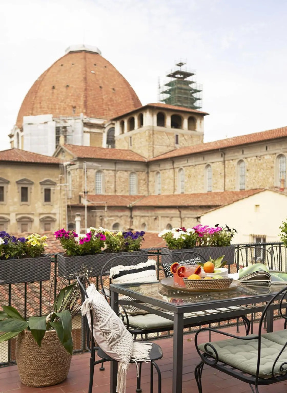 A Few Steps to The Duomo Beautiful 2BD Apt