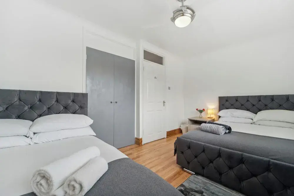 Spacious Home - Sleeps 10 - Free Parking - Pets