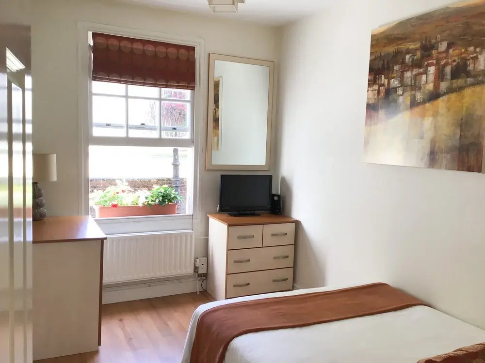 ROOMS AT THE QUAYSIDE - stylish en-suite rooms on Poole Quay all fully refurbed