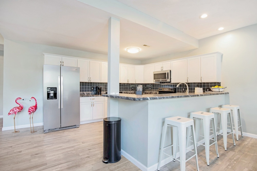 Sleeps 30! Decks, Docks & Lake Life!