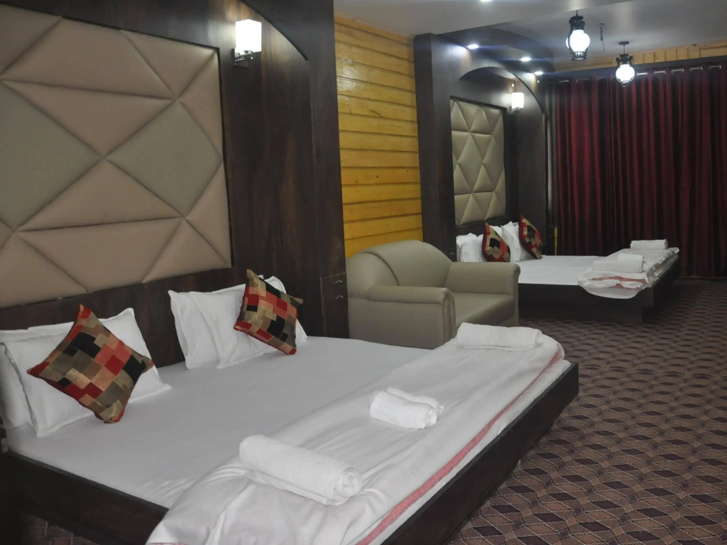 OYO 18872 Hotel Azad