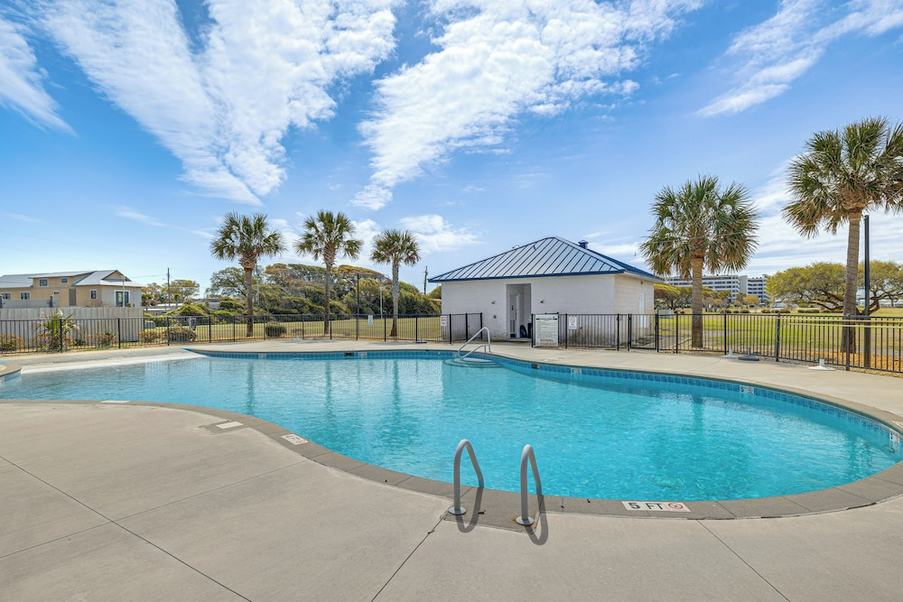 Walk to Ocean! Atlantic Beach Condo w/ Pool Access