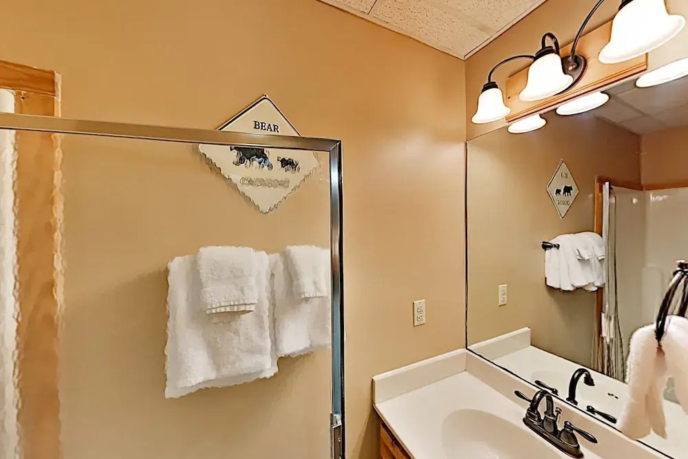 Secluded Creekside W/ Private Hot Tub 4 Bedroom Cabin