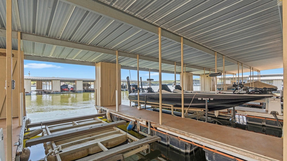 Ozark Get-away Lakefront Condo With Boat Slip
