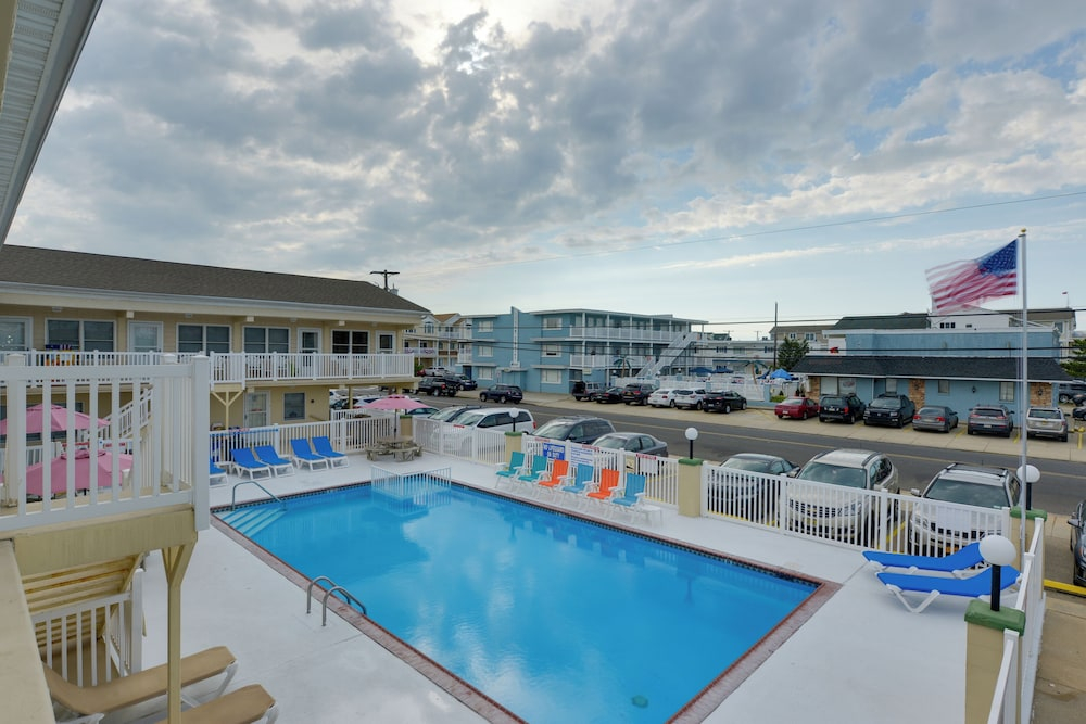 North Wildwood Condo w/ Pool, Walk to Boardwalk!